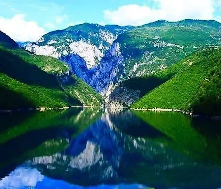 مكان تخييم Komani Lake Valbona Thethi